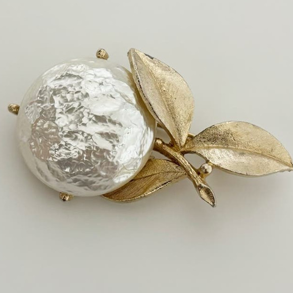 Vintage 1965 Sarah Coventry Pearl Bloom Brooch Pin - Picture 6 of 11